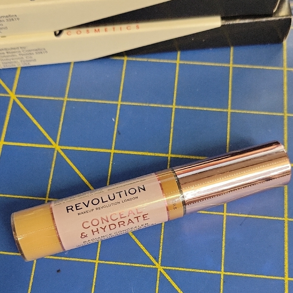 Revolution Cream Concealer & Hydrate Medium Full Coverage C9.5 NEW